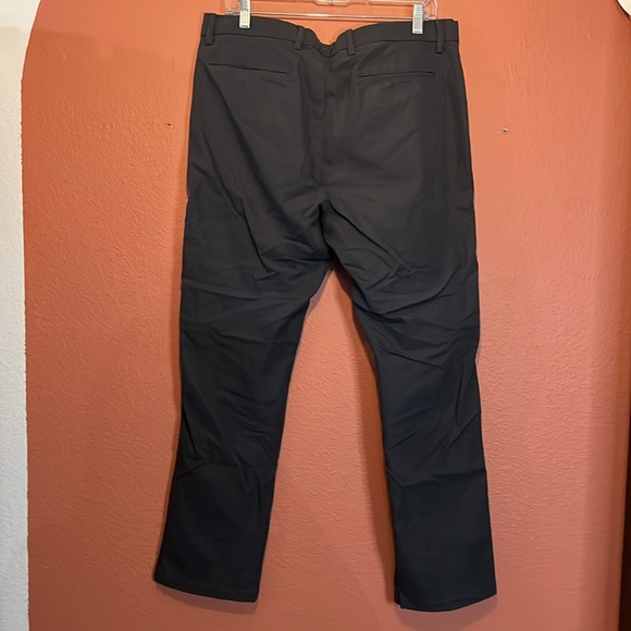 Old Navy Straight Ultimate Tech Built-In Flex Chino Pants - Picture 9 of 13